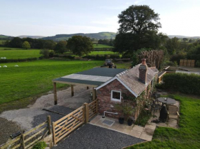 Luxury, romantic, cottage style cabin, breathtaking views, private HOT TUB